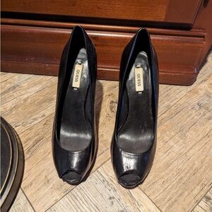 Guess pumps